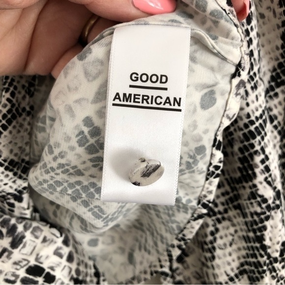 Good American The Purely Python Print Cropped Long Sleeve Blouse NWT Large - Picture 9 of 12